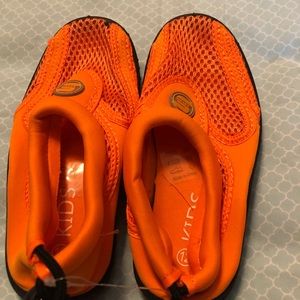 NWT Kids Seven Beach Shoes